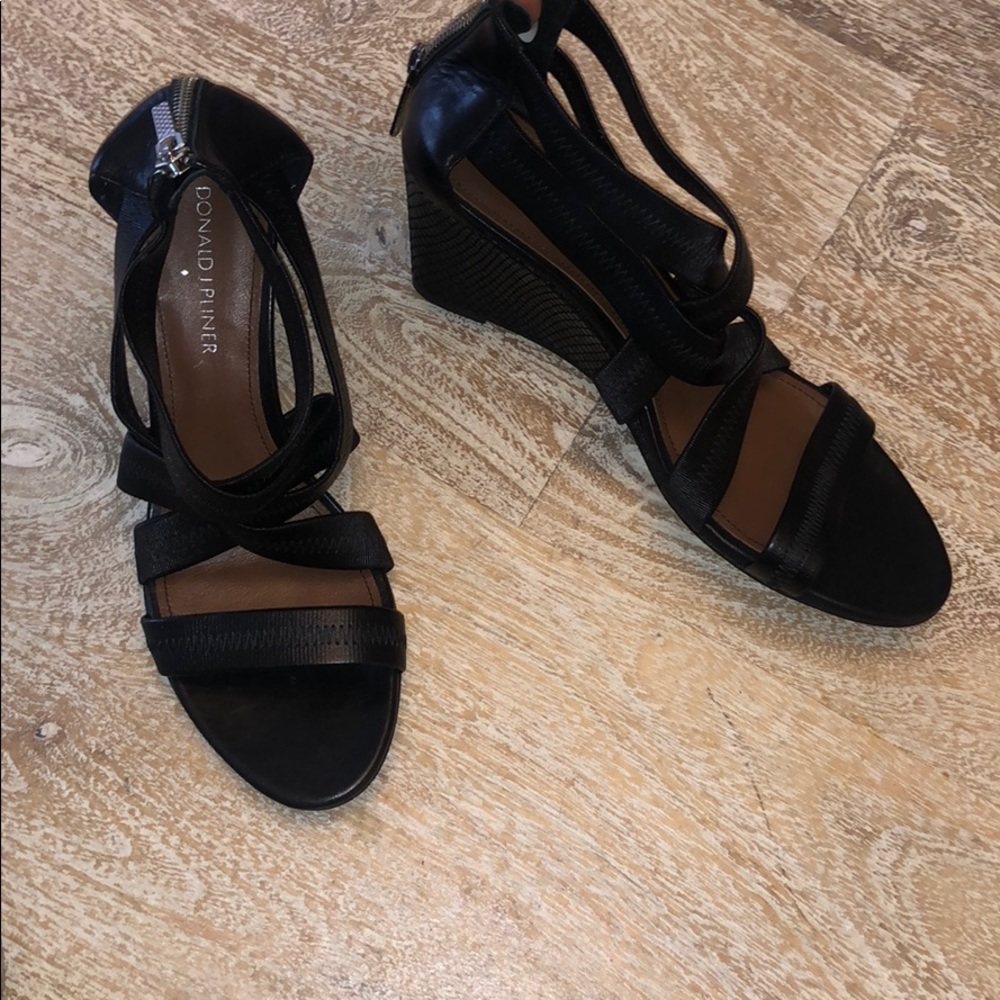 Donald J Pliner black wedge sandals 7.5 strappy